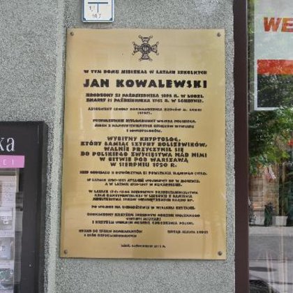Tablica przy Piotrkowskiej 132, gdzie mieszkał Jan Kowalewski 