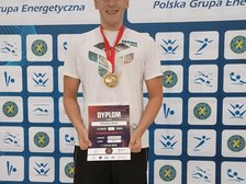 Urbaniak Olivier trzymający dyplom za 1 miejsce
