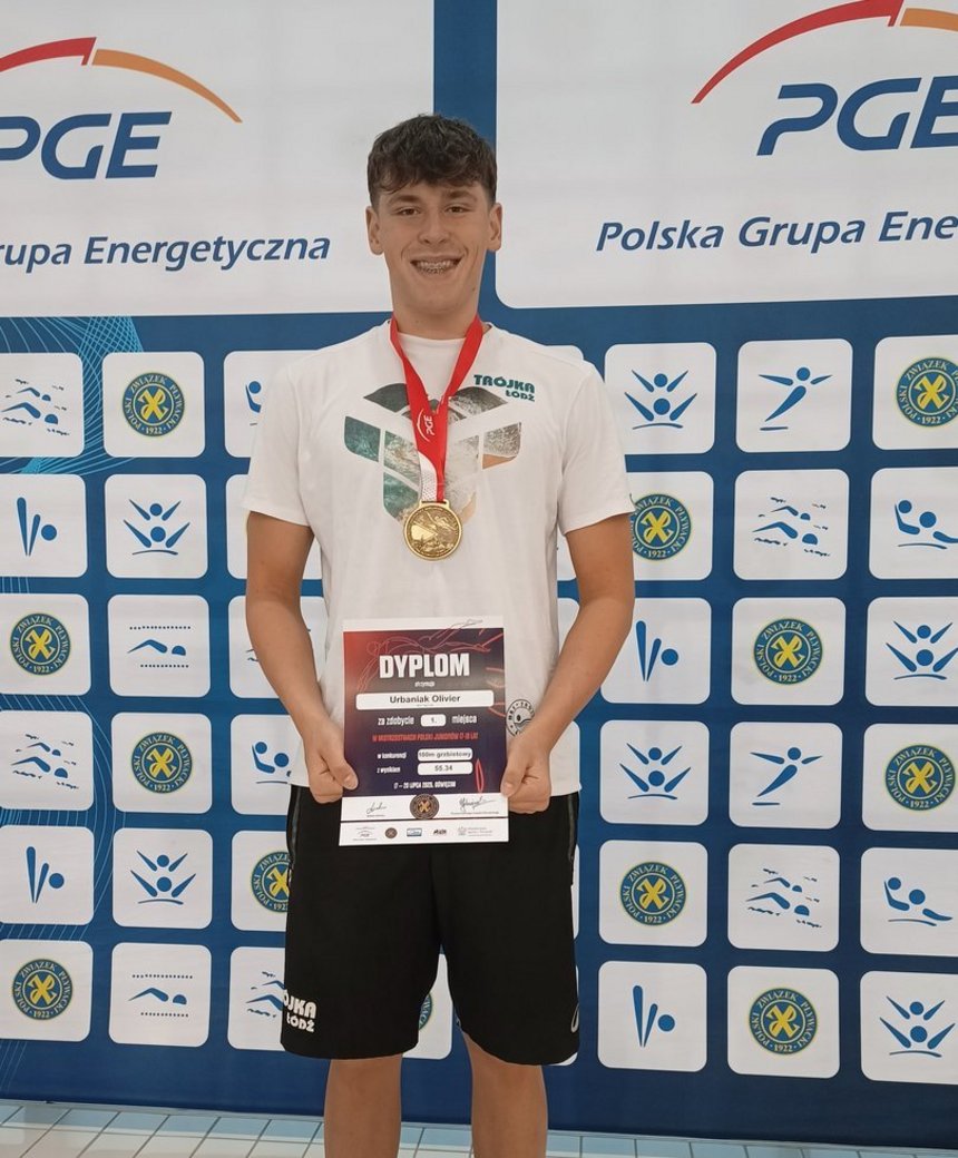 Urbaniak Olivier trzymający dyplom za 1 miejsce