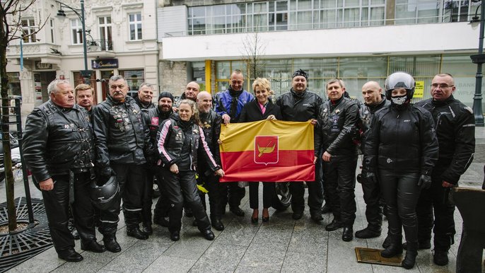 Pamiątkowe zdjęcie motocyklistów z prezydent Łodzi - fot. Radosław Jóźwiak / UMŁ