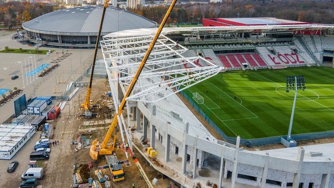 Montaż dachu i budowa ostatniej trybuny na stadionie ŁKS - fot. UMŁ