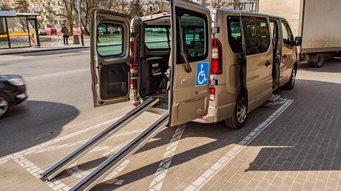 Nowe łazienki, auto do przewozu osób niepełnosprawnych, bezprzewodowy internet - to inwestycje dla seniorów w domach pomocy społecznej w 2017 r. I trzy razy więcej pieniędzy w 2018 r. - fot. Radosław Żydowicz / UMŁ