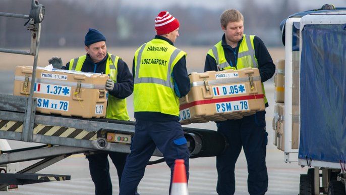 Lotnisko w Łodzi. Transport humanitarny z Francji z darami dla Ukrainy 