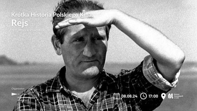  - Czarno-białe zdjęcie. W centralnej części mężczyzna w koszuli w kratkę. Lewą rękę trzyma zgiętą, dłonią osłania oczy przed słońcem. Patrzy się przed siebie. Za nim rozmyte tło, plener. W lewym górnym rogu napis "Krotka Historia Polskiego Kina: Rejs" w reżyserii Marka Piwowskiego. W prawym dolnym rogu data (08.08.24), godzina (17.00), logo Muzeum Kinematografii.