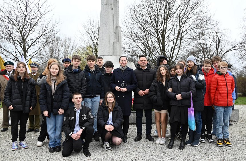 Wiceprezydent Łodzi Małgorzata Moskwa - Wodnicka i przewodniczący Rady Miejskiej w Łodzi Marcin Gołaszewski z uczniami. 