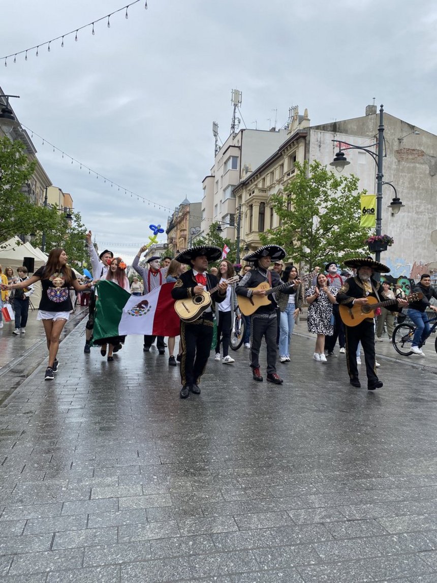 Występ grupy mariachi na ul. Piotrkowskiej