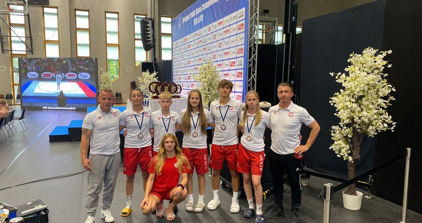 zdjęcie wszystkich łódzkich medalistów wraz z trenerami