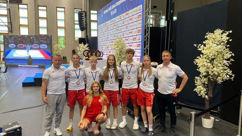 zdjęcie wszystkich łódzkich medalistów wraz z trenerami