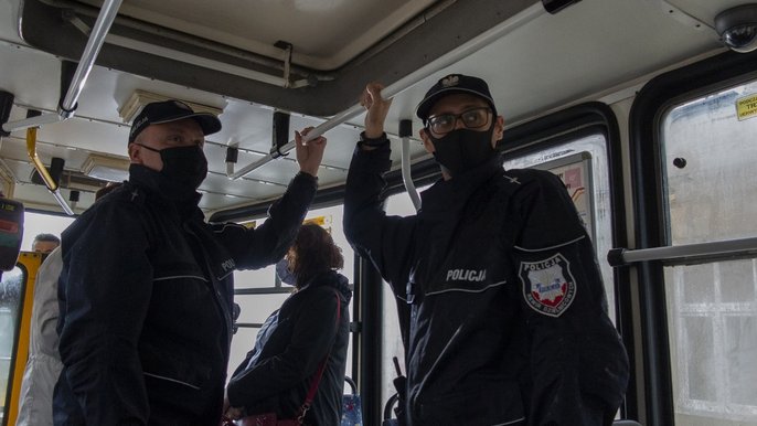 Policjanci i kontrolerzy MPK sprawdzają, czy pasażerowie zakrywają usta i nos w pojazdach komunikacji miejskiej - fot. MPK-Łódź