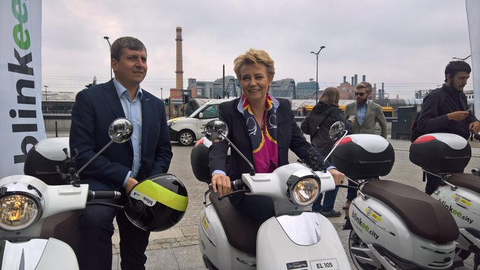 Prezydent Łodzi Hanna Zdanowska, przypomina, że skuterami elektrycznymi, tak jak motocyklami i tradycyjnymi skuterami można poruszać się po bus pasach - fot. Wojciech Markiewicz / UMŁ