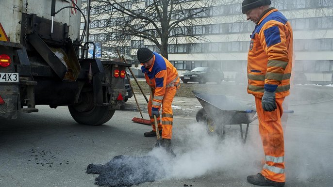 Asfalt układany jest dwoma metodami. Na zimno w okresie zimowym i deszczowym albo na ciepło, przy bardziej sprzyjającej pogodzie. - fot. Radosław Jóźwiak