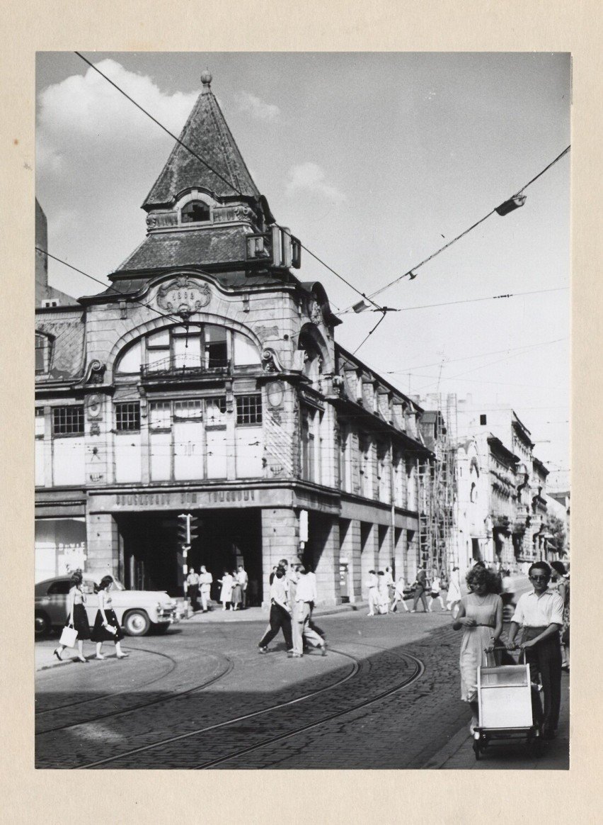 skrzyżowanie ul. Piotrkowskiej i Przejazd (dzisiejsza ul. Tuwima), ok. 1946, Wojewódzka Biblioteka Publiczna im. J. Piłsudskiego w Łodzi