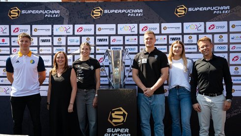 na zdjęciu zawodnicy i zawodniczki superpucharu oraz Wiceprezydent oraz Pani Marszałek pozują przy trofeum