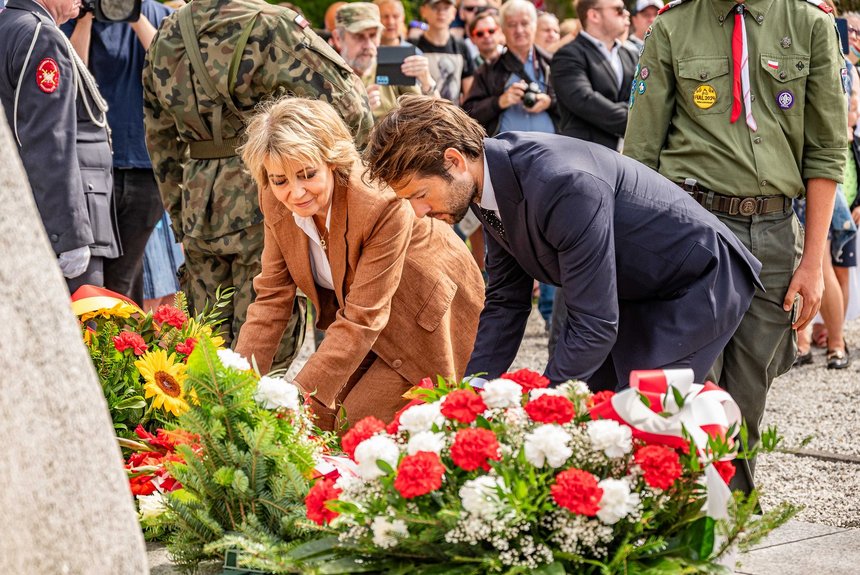 Kwiaty składają prezydent Łodzi Hanna Zdanowska i wiceprezydent Adam Pustelnik. Fot. P. Wacłąwiak, UMŁ. 