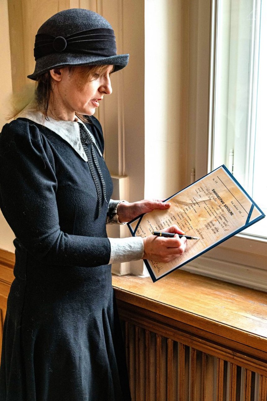 Przedwojenna nauczycielka. Rekonstrukcja historyczna. Kostium z zasobów Łódzkiego Centrum Filmowego. Fot. P. Wacławiak, UMŁ. 