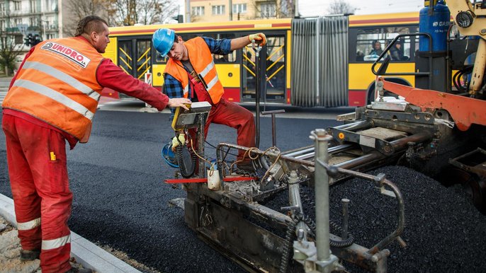 Remont obejmie usunięcie starej nawierzchni, wymianę krawężników, regulację studzienek i położeniu nowego asfaltu - mat. UMŁ