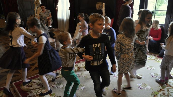 Zabawa muzyczno-ruchowa podczas Małego Salonu Muzycznego - fot. mat. prasowe