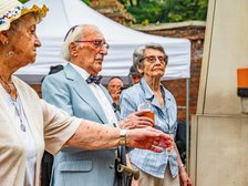 Ocalały Leon Weintraub zapala znicz przy pomniku ofiar getta. Fot. P. Wacławiak, UMŁ. 