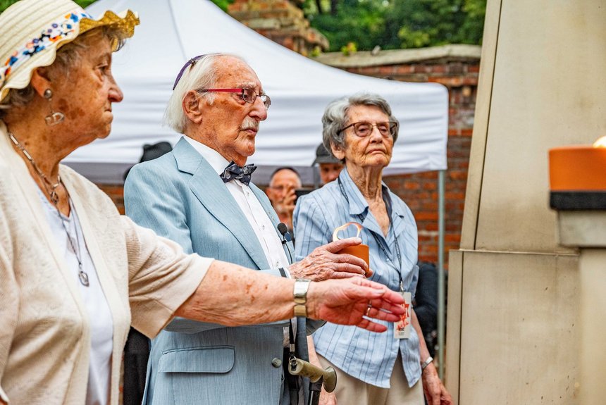 Ocalały Leon Weintraub zapala znicz przy pomniku ofiar getta. Fot. P. Wacławiak, UMŁ. 