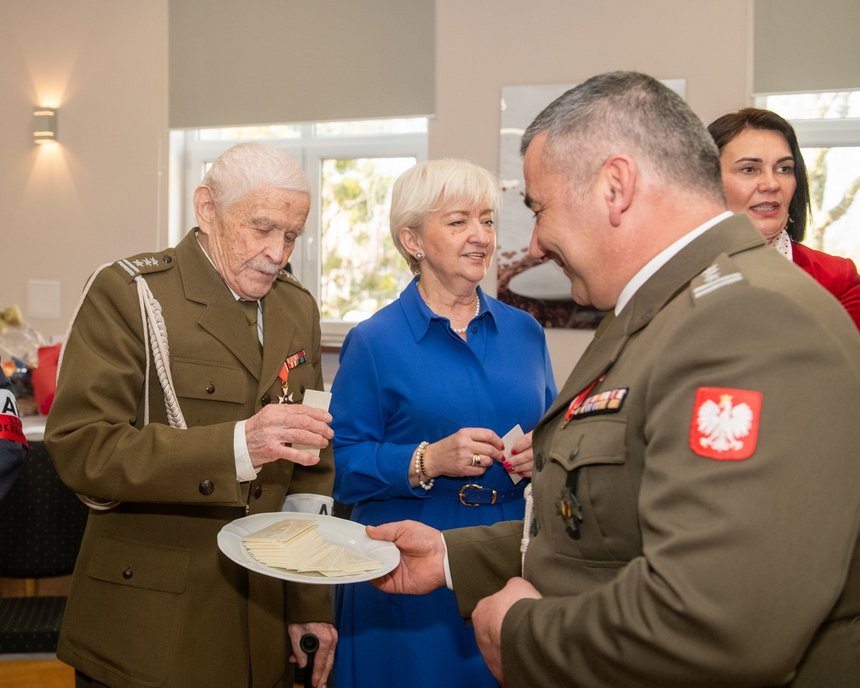 Pułkownik Włodzimierz Pajdowski i pułkownik Sławomir Miazga, dowódca 9ŁBOT. Opłatek. fot. P. Łacheta, UMŁ. 