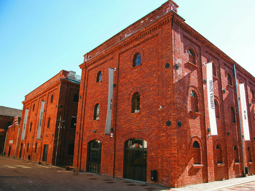 Pofabryczne odnowione budynki z charakterystycznej czerwonej cegły
