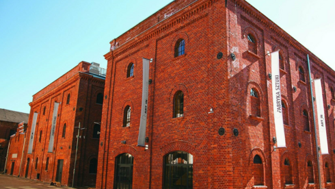 Pofabryczne odnowione budynki z charakterystycznej czerwonej cegły