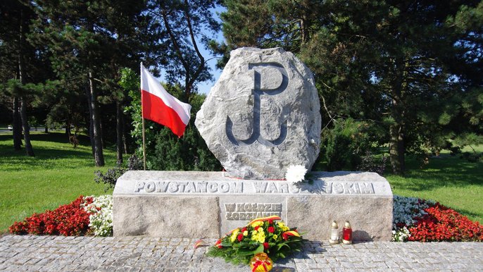 Przedstawiciele UMŁ złożyli kwiaty przed pomnikiem powstania warszawskiego na skwerze powstańców przy ul. Wojska Polskiego 