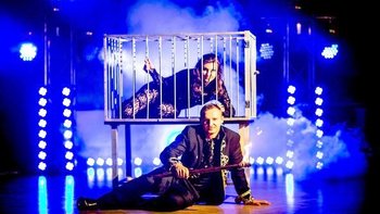 Grafika promująca wydarzenie: Magiczny Program Komiczny" - show w Teatrze DOM na Piotrkowskiej -  fot. mat. Teatr DOM