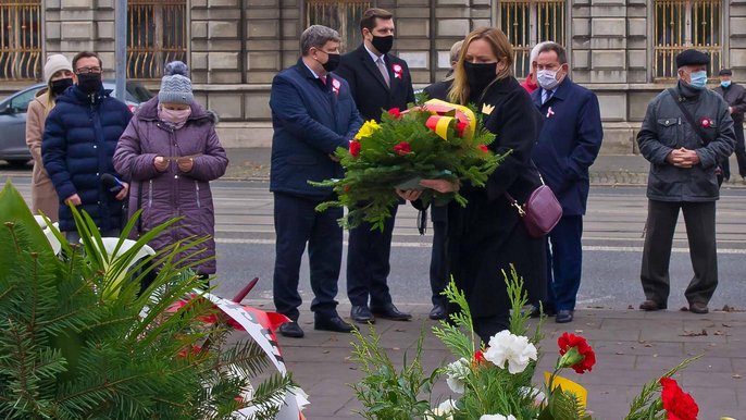 Kwiaty przy Grobie Nieznanego Żołnierza składa wiceprezydent Joanna Skrzydlewska - foto Andrzej Janecki