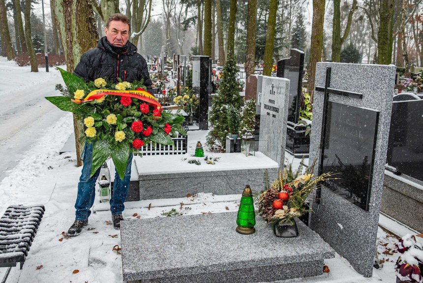 Kwiaty składa Mariusz Goss. pełnomocnik Prezydenta Miasta Łodzi ds. Dziedzictwa Łodzi. Fot. P. Wacławiak, UMŁ. 