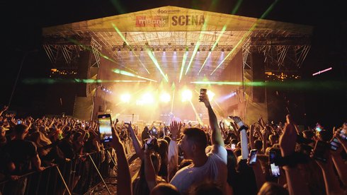 Ludzie bawiący się w tłumie pod sceną główną na Łódź Summer Festival 2023