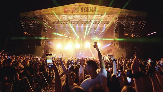  - Ludzie bawiący się w tłumie pod sceną główną na Łódź Summer Festival 2023