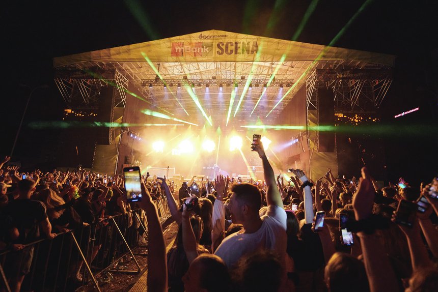 Ludzie bawiący się w tłumie pod sceną główną na Łódź Summer Festival 2023
