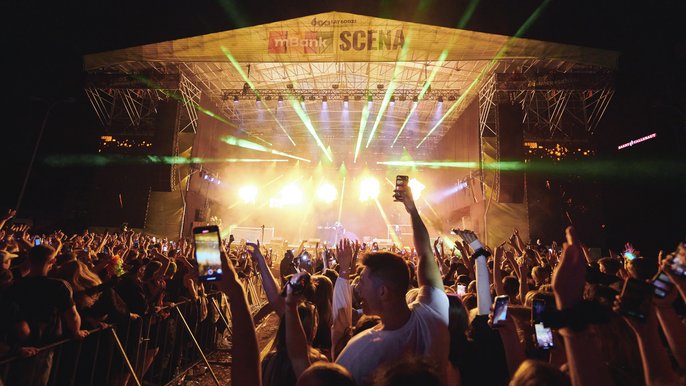  - Ludzie bawiący się w tłumie pod sceną główną na Łódź Summer Festival 2023
