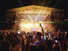 Ludzie bawiący się w tłumie pod sceną główną na Łódź Summer Festival 2023