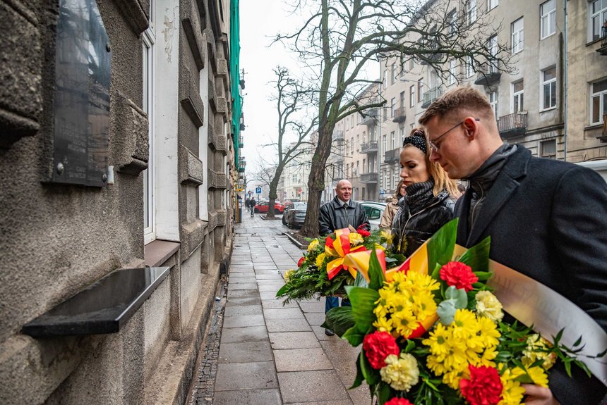 Kwiaty składają wiceprezydent Adam Wieczorek i wiceprzewodnicząca Rady Miejskiej w Łodzi Paulina Setnik. Fot. P. Wacławiak, UMŁ. 