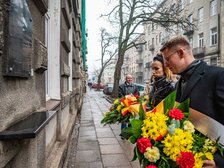 Kwiaty składają wiceprezydent Adam Wieczorek i wiceprzewodnicząca Rady Miejskiej w Łodzi Paulina Setnik. Fot. P. Wacławiak, UMŁ. 