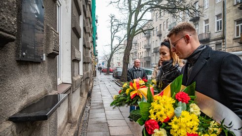 Kwiaty składają wiceprezydent Adam Wieczorek i wiceprzewodnicząca Rady Miejskiej w Łodzi Paulina Setnik. Fot. P. Wacławiak, UMŁ. 