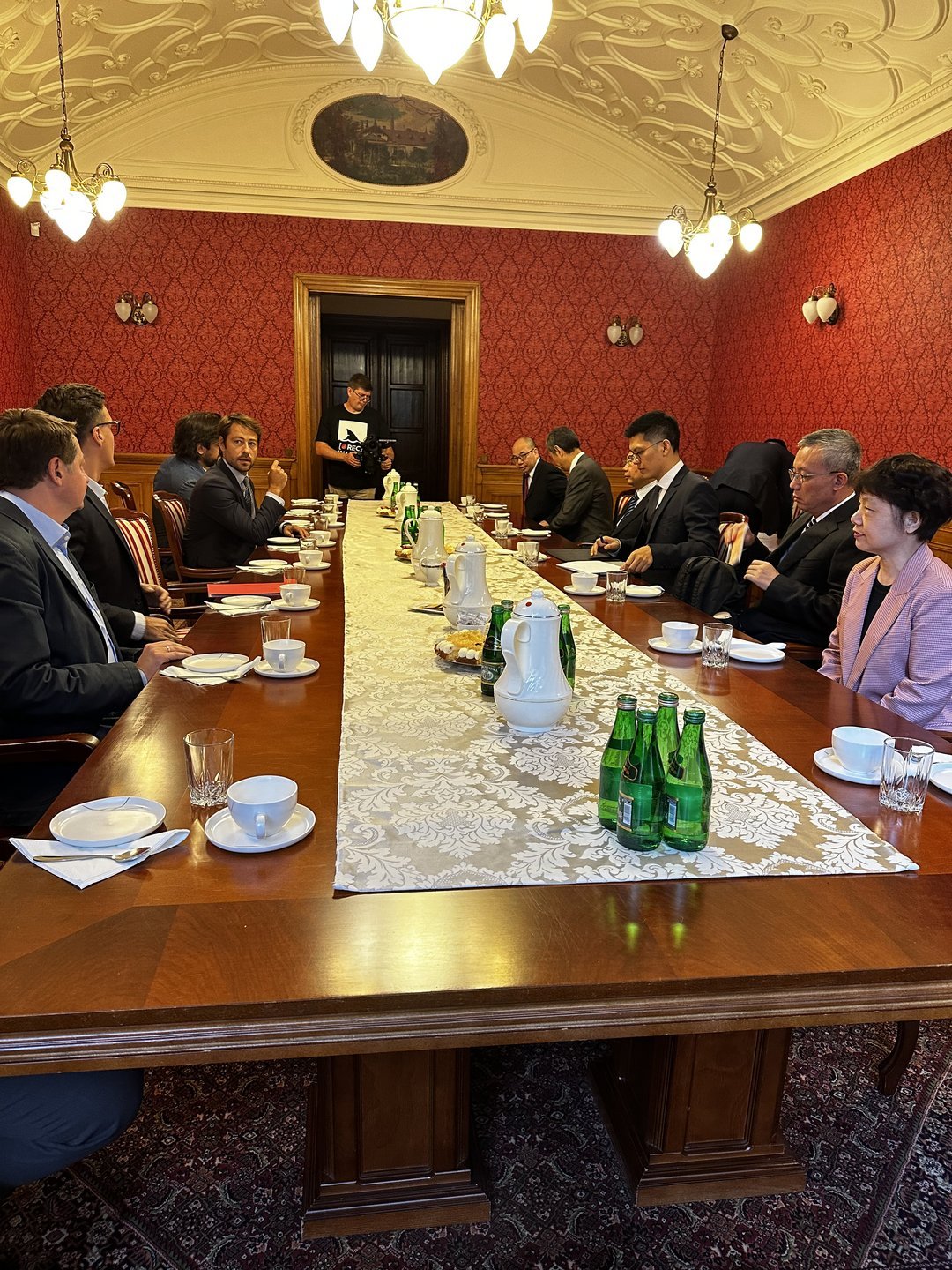 Spotkanie na Uniwersytecie Łódzkim. Po prawej stronie stołu reprezentacja Miasta Kanton, po lewej Uniwersytetu Łódzkiego i Miasta Łodzi