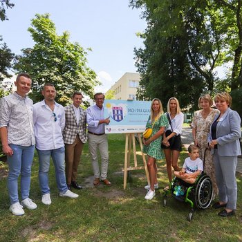 Od lewej: Hanna Zdanowska, prezydent Łodzi, Tisa Żawrocka-Kwiatkowska, prezes Fundacji Gajusz, Ilona i Milena Krawczyńskie (Siostry ADiHD), Zygmunt Chajzer, prezenter telewizyjny i radiowy, Piotr Leśniak, BUDOMAL,  Krzysztof Zachary, Polska Grupa Instalacyjna OZE, Mateusz Lipski, PROGRESSIVO.