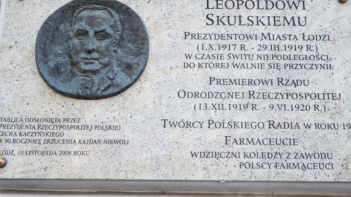 Tablicą upamiętniająca Leopolda Skulskiego znajduje się na gmachu Urzędu Miasta Łodzi. - fot. Witold Ancerowicz