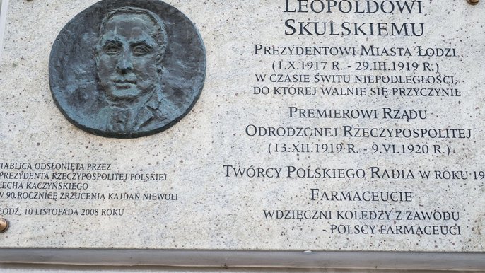 Tablicą upamiętniająca Leopolda Skulskiego znajduje się na gmachu Urzędu Miasta Łodzi. - fot. Witold Ancerowicz