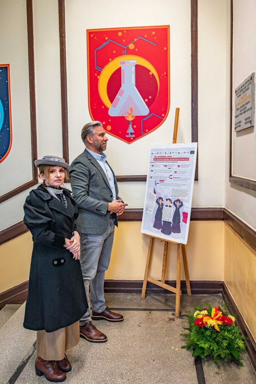 Kwiaty składa przewodniczący Rady Miejskiej w Łodzi Bartosz Domaszewicz.Fot. P. Wacławiak, UMŁ. 