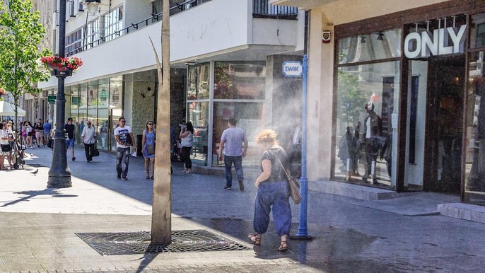 Na Piotrkowskiej ustawiono trzy punkty wodnej mgły - fot. z arch. UMŁ