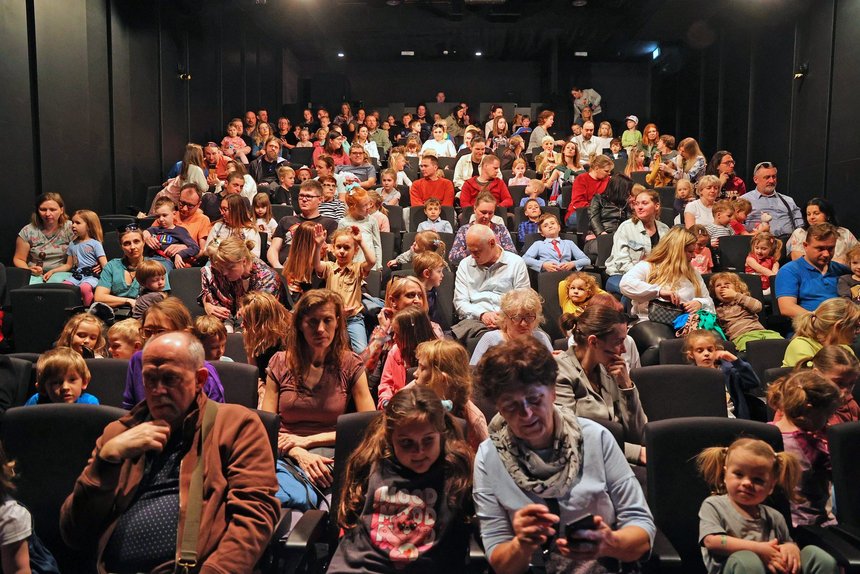 Ludzie siedzący na widowni.