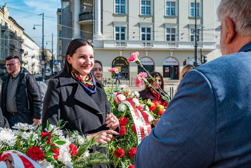 Kwiatek dla uczestniczek wydarzenia. Fot. P. Wacławiak, UMŁ. 