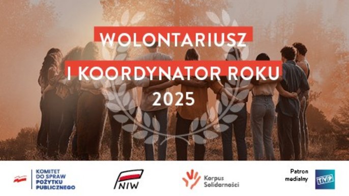  - Zdjęcie w kolorach beżowo brązowych z białym napisem na czerwonym tle w centralnym punkcie zdjęcia. "WOLONTARIUSZ I KOORDYNATOR ROKU 2025. W tle grupa ludzi stojąca w kręgu i obejmująca się. W oddali widać drzewa rozpływające się we mgle.