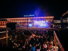 Scena na rynku w Manufakturze podczas Łódź Summer Festiwal 2023