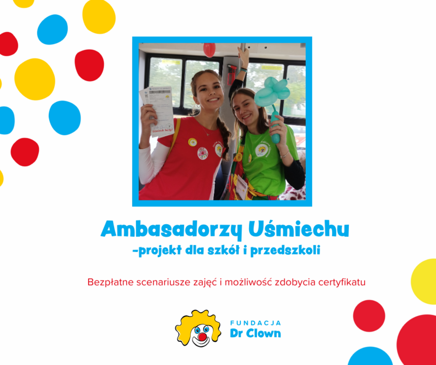 W centralnej części zdjęcia znajduje się fotografia dwóch osób, które są uśmiechnięte i pozują w kolorowych koszulkach – jedna w czerwonej, a druga w zielonej. Dookoła zdjęcia widnieją kolorowe kropki, tworzące radosny i przyjazny klimat. Na dole grafiki widnieje napis „Ambasadorzy Uśmiechu – projekt dla szkół i przedszkoli”, a poniżej informacji o bezpieczeństwie scenariuszy i możliwości zdobycia certyfikatu. Na samym dole znajduje się logo projektu, przedstawiające kolorowego klauna.