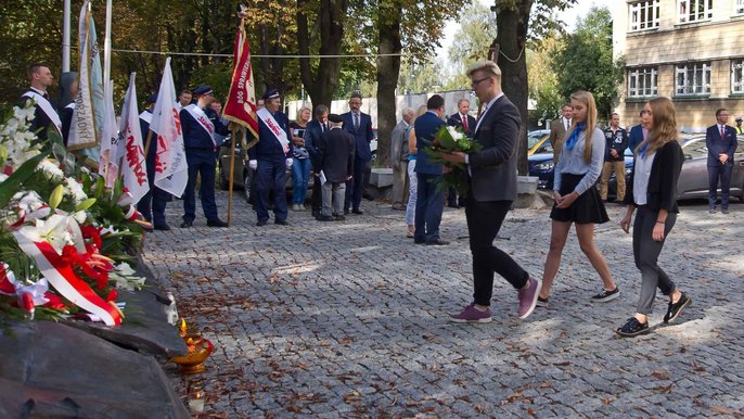 Złożono kwiaty i zapalono znicze przed Pomnikiem Ofiar Komunizmu - fot. Andrzej Janecki / UMŁ